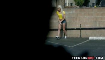Sexy Lesben kümmert sich um ihre Sexy GF Ass mit einem großen Spielzeug