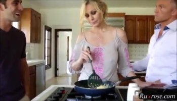 Jungs saugen Hahn durch Wasserfall