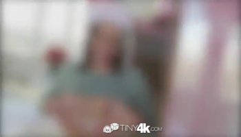 Tranny hat ihren Arsch gefickt während zerrte ihren Schwanz